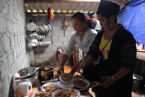 以餐厅为例，Sapa OChau就聘用了一些当地人为厨师，并营运他们在山上的餐厅。